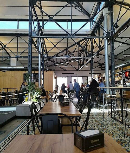 Sala central para comer y reunirse at Mercado de Abastos in Tomelloso