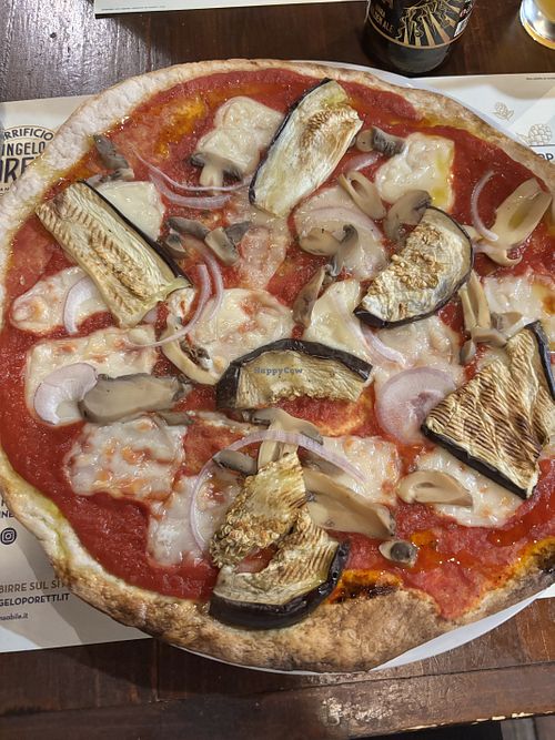 Pizza con mozzarella vegetale, melanzane, funghi e cipolla.  at Colorado Saloon in Montevarchi