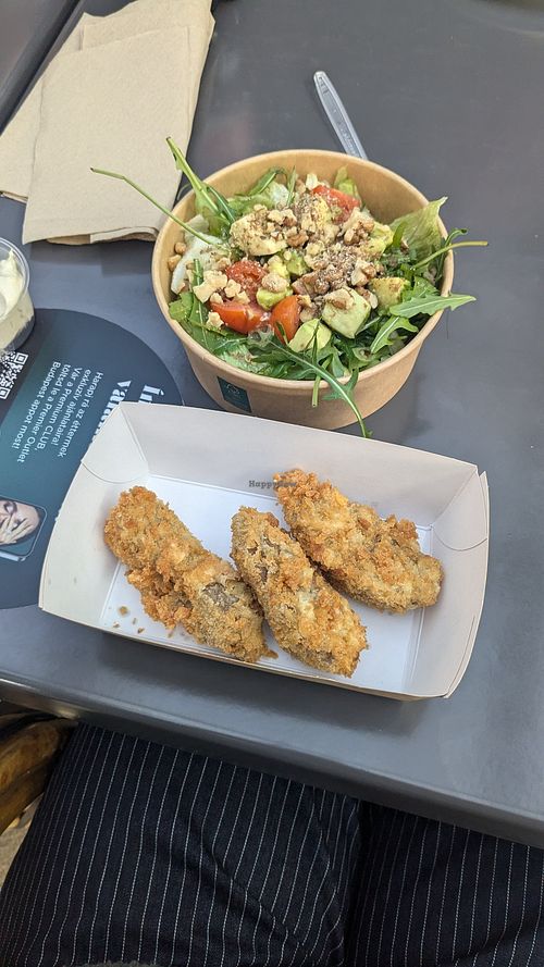 Fried seitan with avocado salad at Ropogó Premier in Biatorbagy