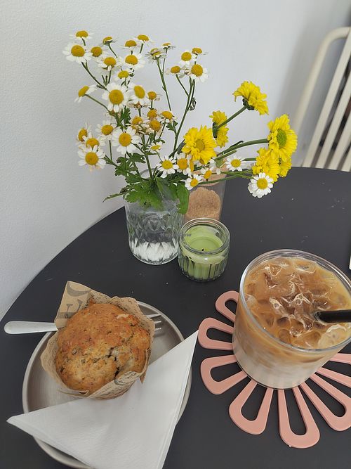 Iced Latte und Bananenmuffin (vegan) at May Café in Leipzig