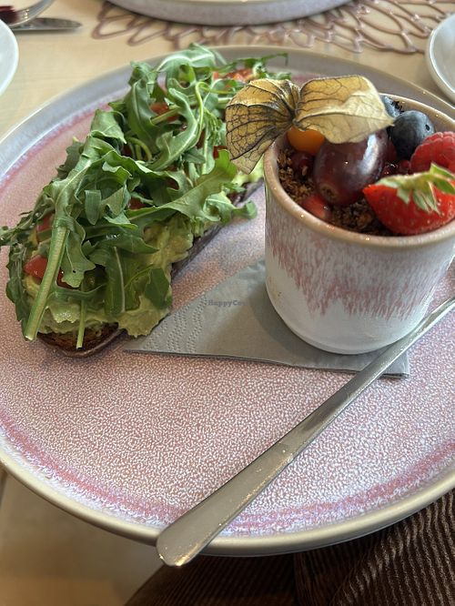 Guacamole Brot mit kleiner Acai Bowl  at Café Zuckerpuppe in Schwandorf