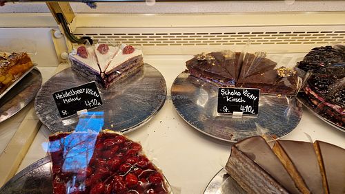 2 vegan cakes in March 2025 at Konditorei Detterbeck in Munich