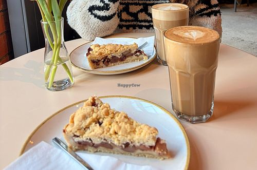 Apfelkuchen, pumpkin spice latte & cappuccino at Vibes  in Hamburg