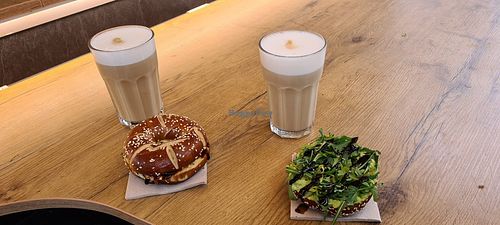 Humus-Bagel mit Hafermilchespresso / Avocado-Bagel mit Hafermilchespresso at Brownies&Cookies in Wurster Nordseekueste