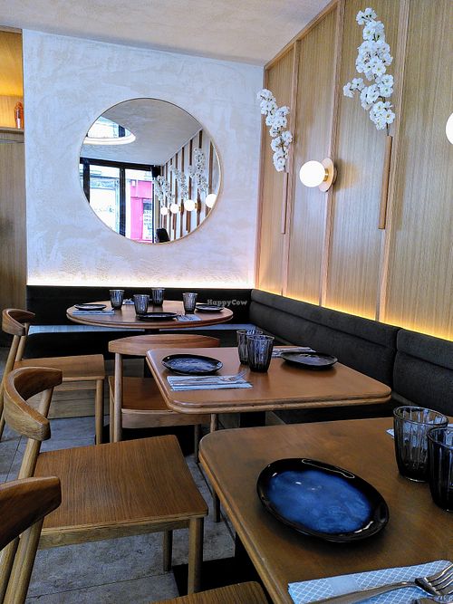 Eat-in space at Maora Restaurant - Batignolles in Paris