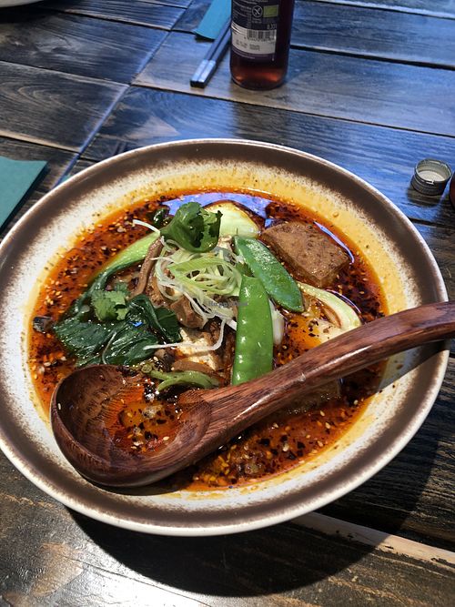 Hot Soup (vegan): Die Schärfe kommt vom Chili-Öl, damit ist die Suppe recht ölig    at Ni'Hao Nudelbar in Cologne