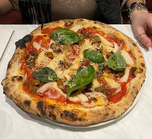 Pizza mit veganem Mozzarella, Aubergine und Zwiebel, sehr empfehlenswert! at Strazzaria in Venice