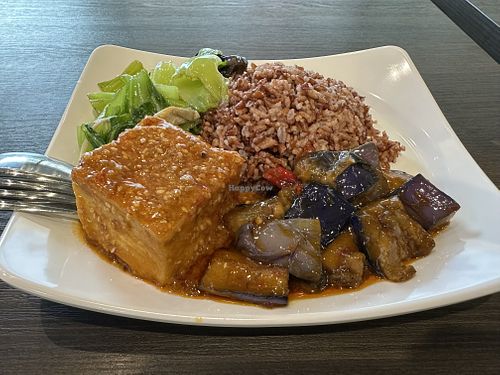 Yummy food, inexpensive and at convenient location .  at e Veg - 益素食 - Sembawang in North Singapore