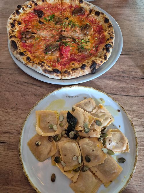 Pizza leśna z serem wegańskm, ravioli z pigwą i dynią 🌱 at Pizzeria Siwy Młyn in Nysa
