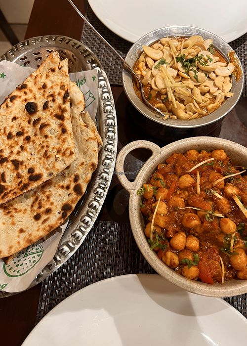 Garlic Naans, Kaju curry and Punjabi Chana Masala - all 😋 especially the Cashew curry.  at Pankhuri Restaurant in Agra