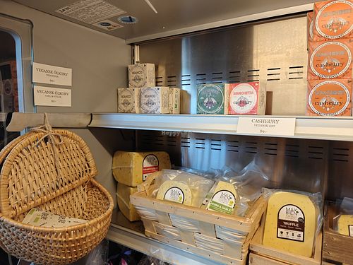 Stort urval veganska ostar at Frosta Deli in Hoeoer