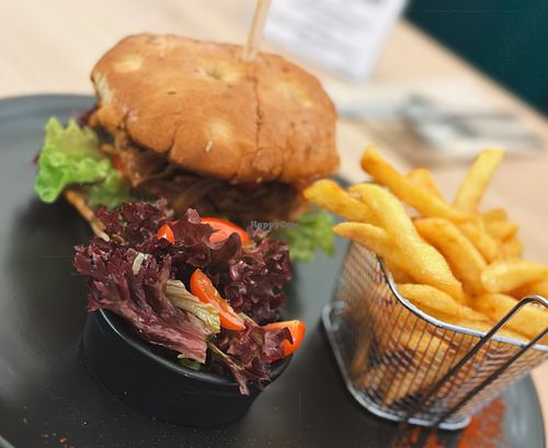 Veganer Burger mit Pommes  at Paddys in Zell