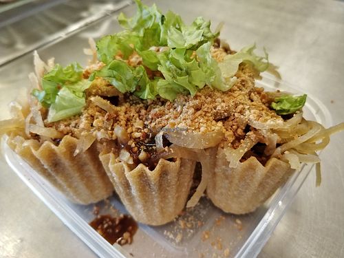 Kueh pie tee at Kwan Tzi Zhai Vegetarian Cuisine 觀自齋 - Geylang in Central Singapore