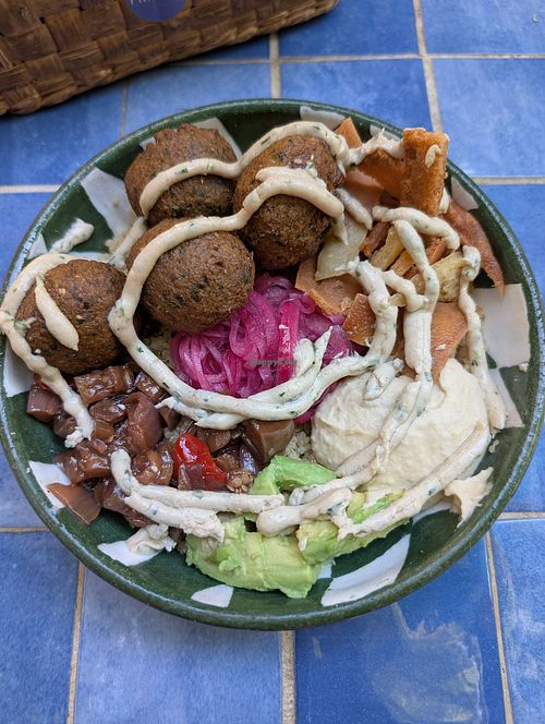 DYI vegan bowl w/ quinoa, falafel, pickled onions, sauteed veg, avocado, hummus, pita chips, and tahini dressing 🤩 at Good Friends in El Tunco