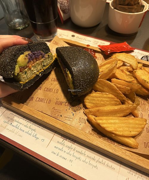 hamburger “rainbow”: pane al carbone vegetale, svizzera vegana a base di avena e verdure verdi, avocado, pomodoro, cheddar vegano, pesto di cavolo viola, mandorle e anacardi  at Don Camillo Taste in Falciano