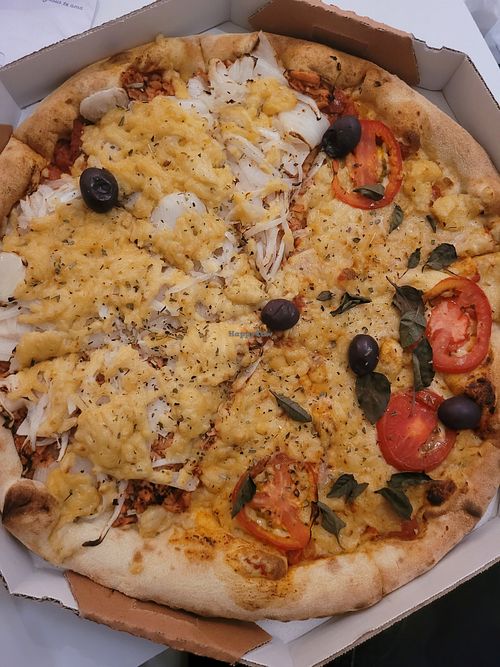 Metade portuguesa vegan e metade marguerita vegan at Pizza Prime in Sorocaba