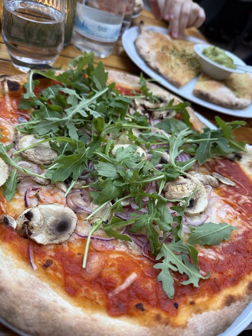 Pizza mit Zwiebeln. Champignons und Ruccola  at Europa Park - Pizzeria La Romantica   in Rust