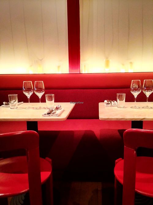 Eat-in space at Daimant Saint-Honoré in Paris