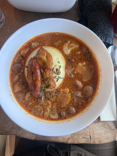 Schönes authentisches Restaurant, direkt am Wasser. Das Fufu war super lecker und die Preise echt angemessen. Service war auch top.   at Akan Afrofusion Restaurant in Hamburg