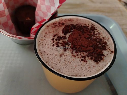 Cioccolata calda con latte di soia (il dolcino che si vede è un cannelé non vegano) at Coffeecina in Avignon