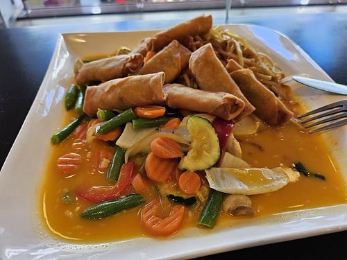 Nr. 172 Asiatische Nudeln mit Gemüse und 8 Mini-Frühlingsrollen, serviert mit einer Mango-Kokos-Sauce at Green Rice in Schwerin