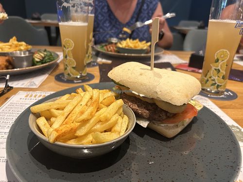 Vegan hamburger s hranolkami   at Restaurace & Bar Admi in Chomutov
