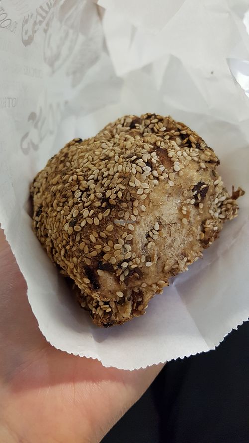 Vegan raisin bun at Origin'O - Bruxelles Midi in Brussels