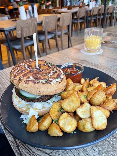 Burger mit Brauhaus-Fritten  at Grafschafter Brauhaus in Nordhorn