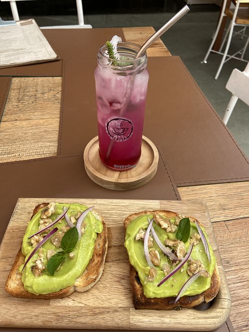 Avocado toast e pink lemonade. Ambos deliciosos !  at Pepita Café in Campos Do Jordao