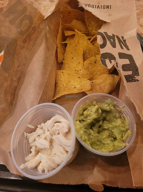 nachos com sour cream vegano e guacamole at GUA.CO Campolim in Sorocaba