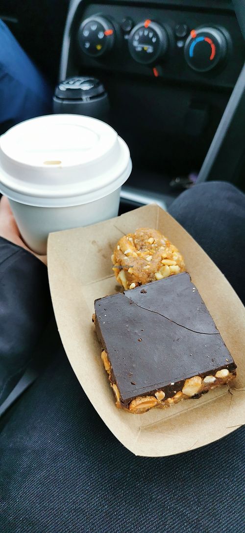 Peanut-Chocolate-Cake und Peanutbutter Energyball at Caife Glas in Toormakeady