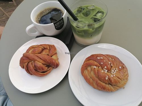 Filterkoffie, iced matcha met oatly, cinnamon & cardamom bun (totaal €15) at Vandeeg vandaag  in Groningen