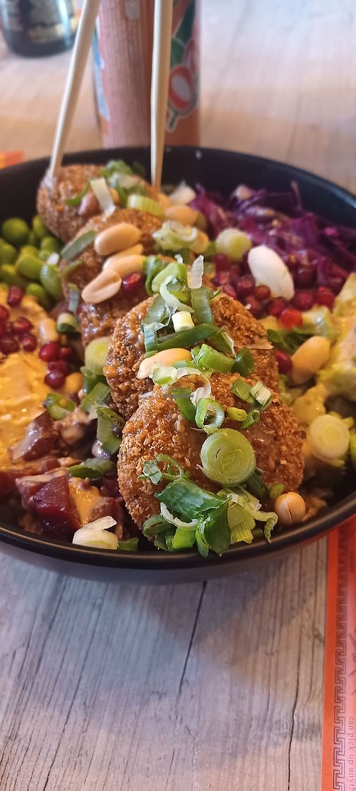 Falafel hummus bowl  at Lucky Poke in Sint-niklaas