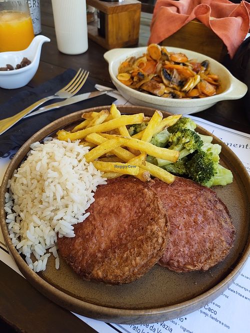 Prato vegan (hamburger) com acompanhamentos diversos. at Pátio da Serra in Cadaval