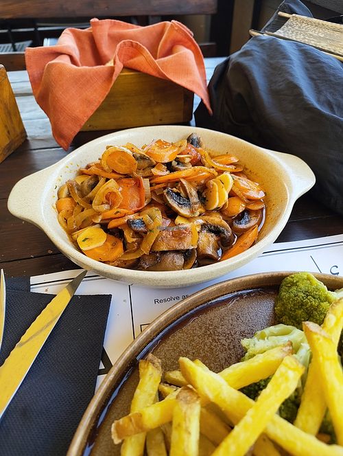 Prato de legumes salteados (cogumelos frescos, cenoura, cebola, alho, tomate e especiarias). at Pátio da Serra in Cadaval