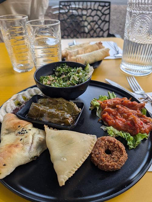 Assiette végétarienne at Un Voyage à Damas in La Rochelle