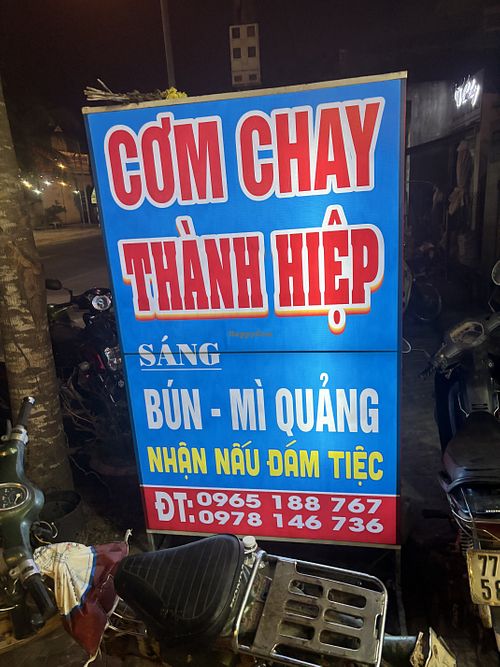 Sign out front  at Cóm Chay Thành Hiêp in Tam Quan