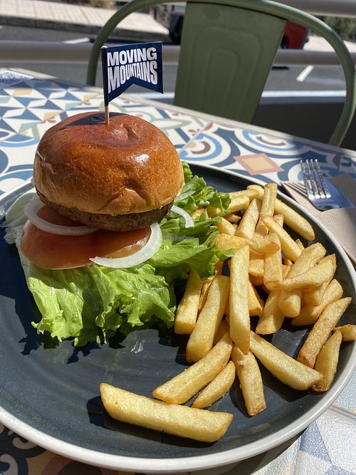 Vegan burger with extra fries  at Ca'Yeya Café in La Palma