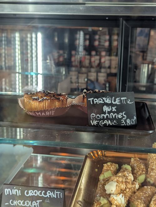 Vegan apple tart at BAKARO by Vini & Terroir in Villefranche-sur-mer