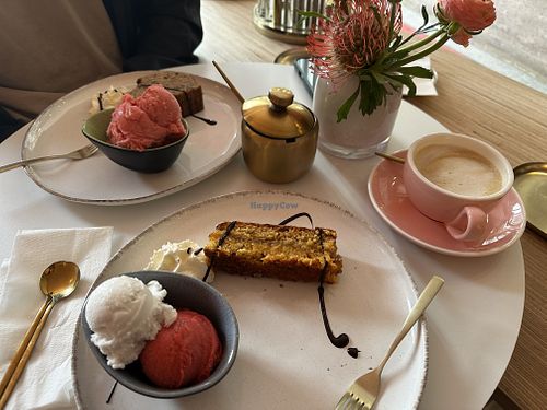 Veganes Eis, Bananenbrot, Karottenkuchen, Cappuccino mit Hafermilch  at Blush  in Berlin