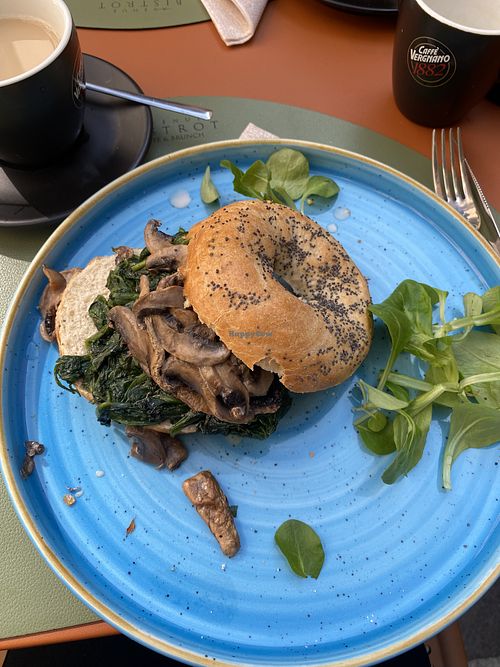 Spinach and mushroom bagel  at Avenue Bistrot in Como