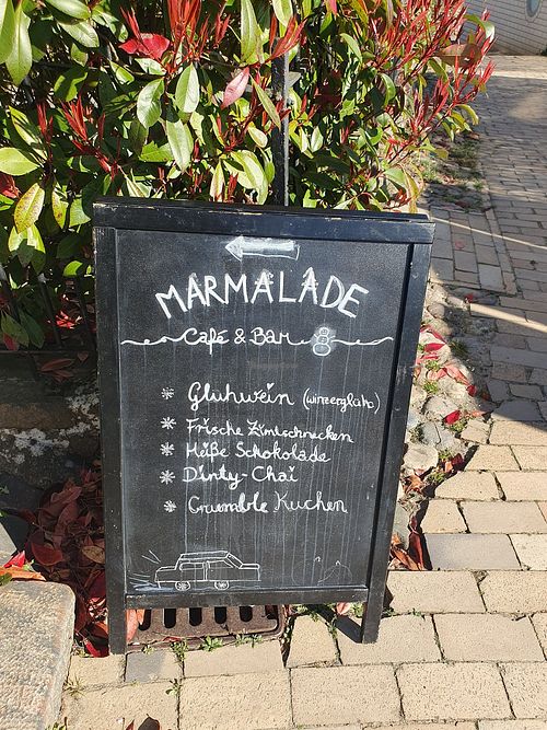 Hidden sign to show the way to the Café at Marmalade Café & Bar   in Hamburg