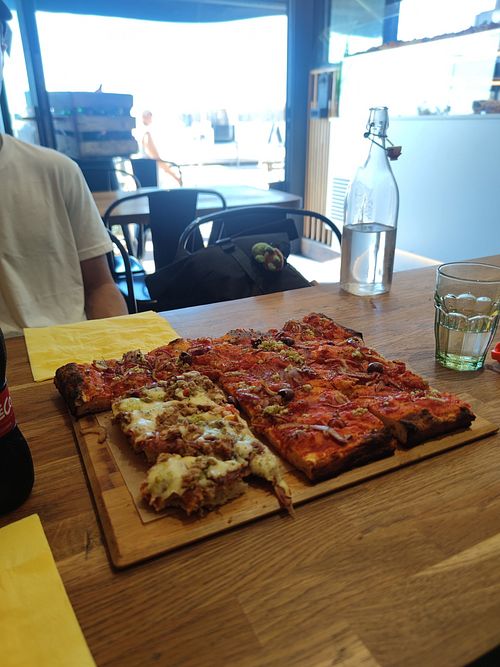 Sehr leckere Pizza mit ein paar veganen Optionen, leider kein veganer käse vorhanden (auf dem Bild ist nur die rote Pizza vegan) at L'Alvéola in Marseille