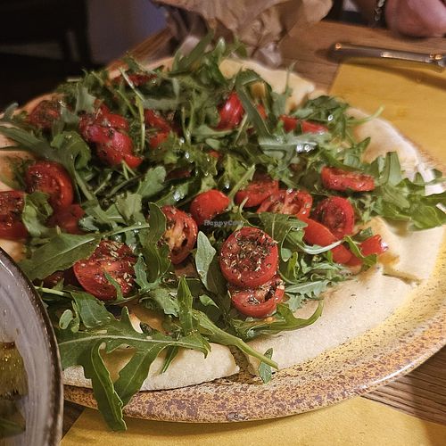 Pizza Pane mit Ruccola, Tomate und d Knoblauch at Caprice Ristorante Pizzeria in Bardolino