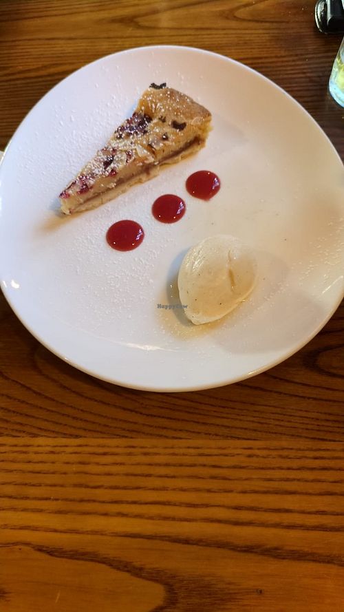 It's not called a Bakewell tart, but it's basically Bakewell tart and it was bloody good 👍 at Plough Inn in Northwich