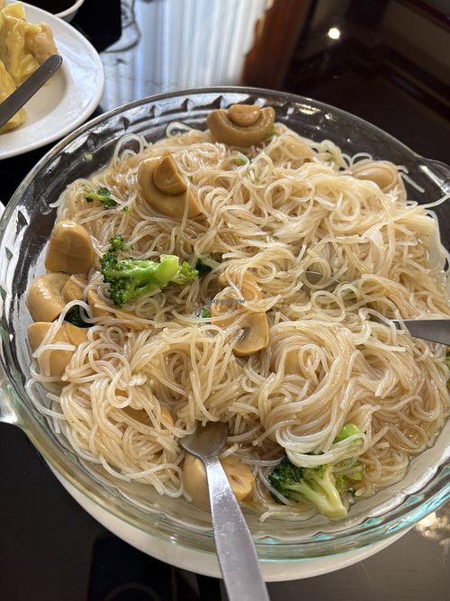 I you request noodles without egg they have them   at Chifa Hou Wha in Lima
