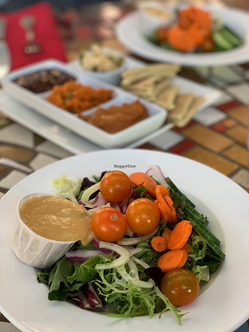 ROBIN’S GARDEN
mixed greens, local market vegetables
sesame-citrus vinaigrette | 8 v, gf at Robin's Restaurant in Cambria