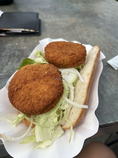 Vegane Fischfrikadelle im Brötchen   at Bistro "Zum Fischbäcker" in Norddorf