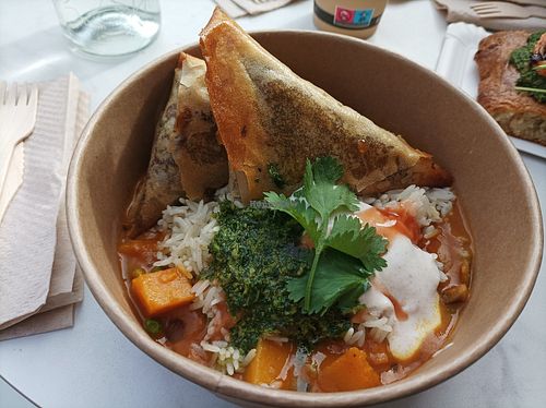 Samoussa au boeuf vegan et curry at Maison L in Poitiers