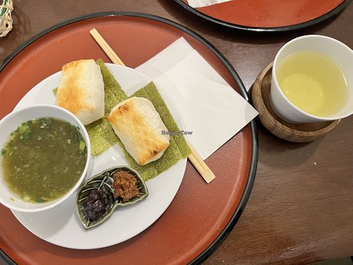 とろろ昆布汁 (Tororo Konbu Jiru = Seetangsuppe), gegrillte Mochi (Reisbällchen) mit Miso- und rote-Bohnen-Paste!
  at Café Momo in Ueda